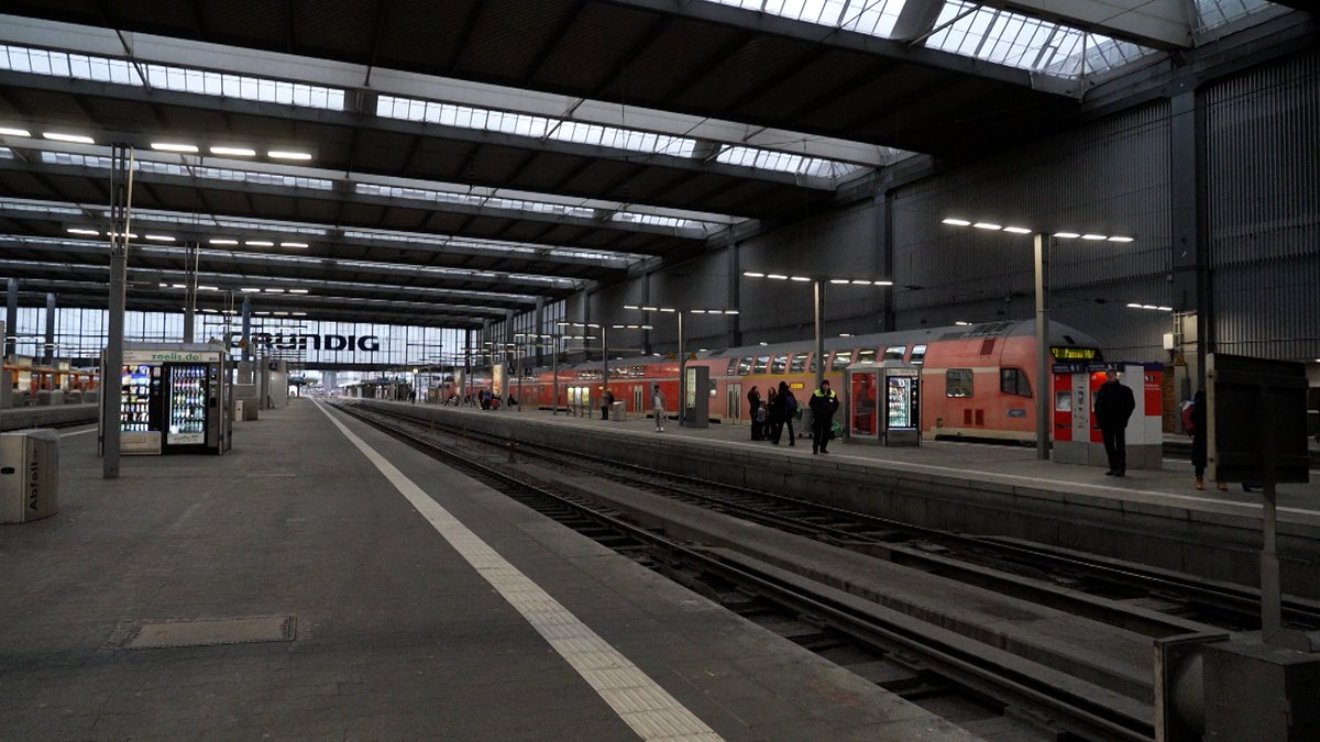 Die Lokführergewerkschaft GDL bestreikt neben den Güterzügen auch den Personenverkehr.