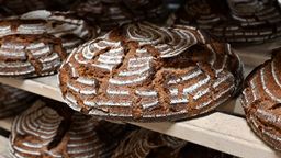 Mehrere Brote liegen auf einem Holzregal   | Bild:dpa/Martin Schutt