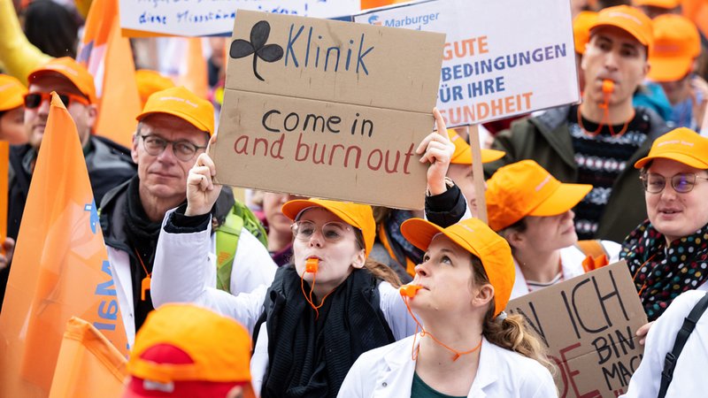 Teilnehmer eines Warnstreiks der Gewerkschaft Marburger Bund