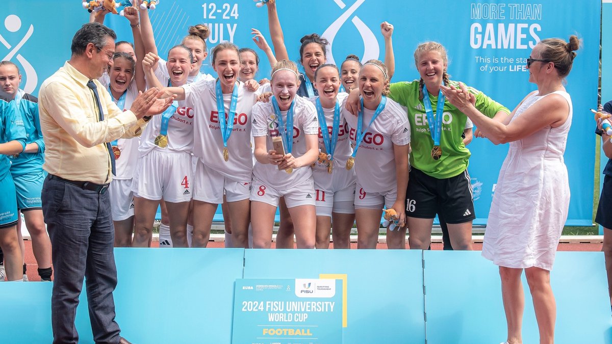 Siegerehrung in Debrecen/Ungarn: Die Würzburger Hochschul-Fußballerinnen erhielten Goldmedaillen und freuten sich sehr über ihren Erfolg