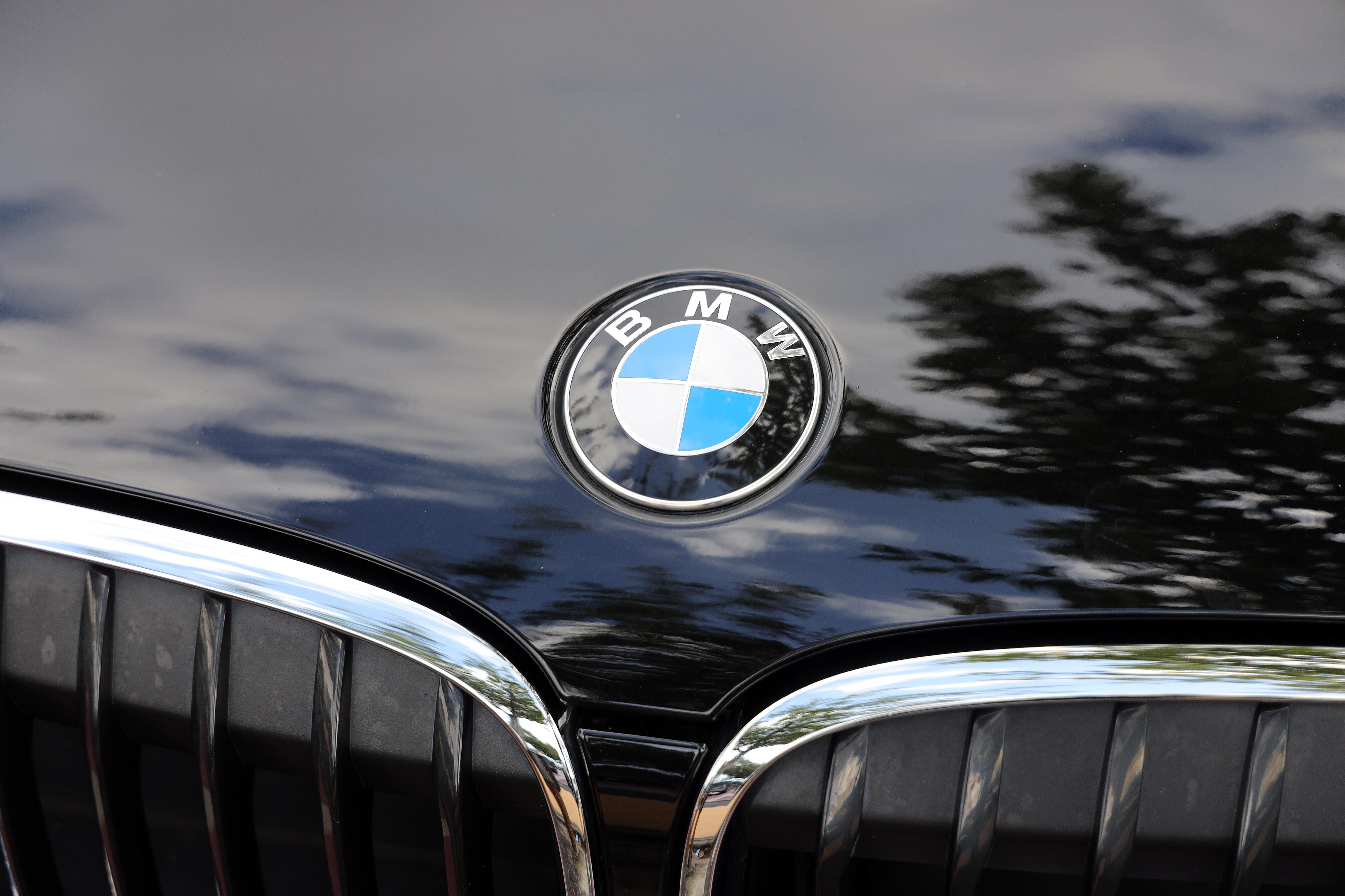 BMW Logo auf einer Motorhaube