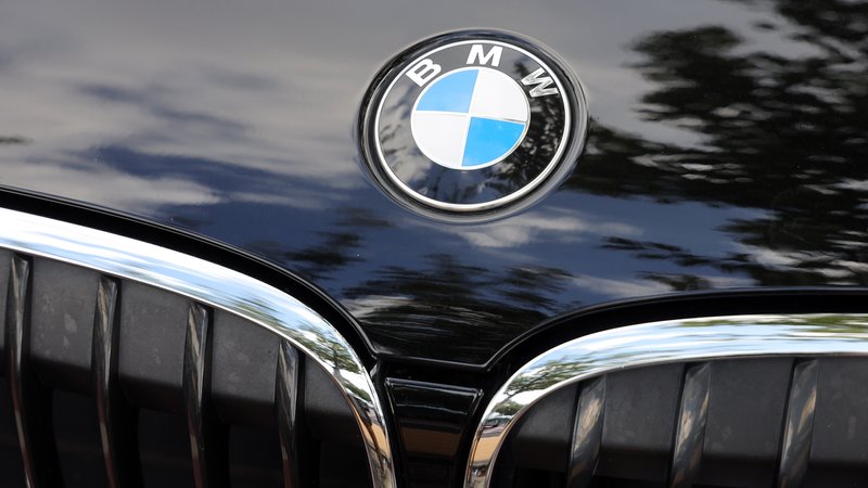 BMW Logo auf einer Motorhaube | Bild: picture alliance / Snowfield Photography | D. Kerlekin BMW Logo auf einer Motorhaube