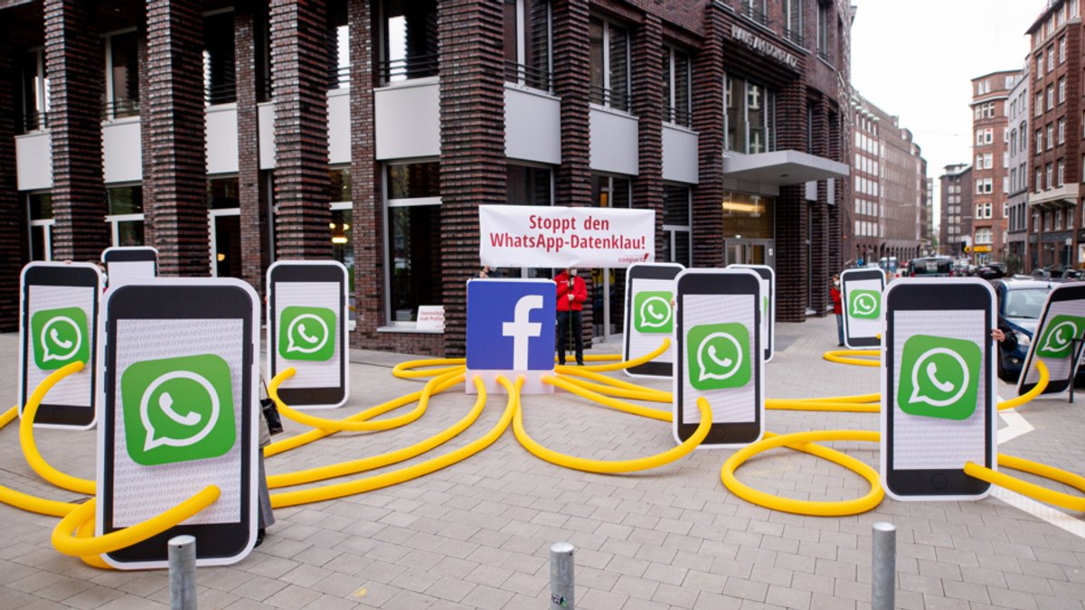 Datenschutz-Aktivisten demonstrieren vor dem Facebook-Sitz in Hamburg gegen die neue Nutzungsbedingungen von WhatsApp