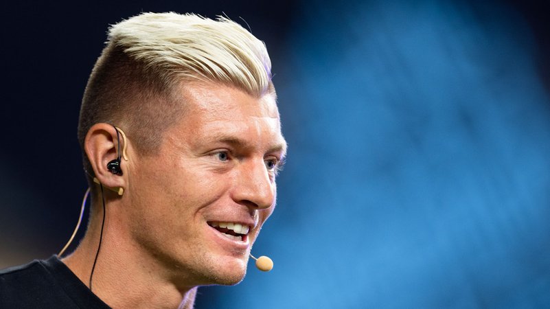 ARCHIV - 01.09.2024, Nordrhein-Westfalen, Köln: Toni Kroos, Gründer der Icon League, spricht während der Eröffnung. Die Icon League ist eine Hallenfußball-Liga im Kleinfeldformat. (zu dpa: «Nicht nur Fußball-WM: Saudi-Arabiens Aufstieg zur Sportmacht») Foto: Marius Becker/dpa +++ dpa-Bildfunk +++ | Bild: dpa-Bildfunk/Marius Becker ARCHIV - 01.09.2024, Nordrhein-Westfalen, Köln: Toni Kroos, Gründer der Icon League, spricht während der Eröffnung. Die Icon League ist eine Hallenfußball-Liga im Kleinfeldformat. (zu dpa: «Nicht nur Fußball-WM: Saudi-Arabiens Aufstieg zur Sportmacht») Foto: Marius Becker/dpa +++ dpa-Bildfunk +++