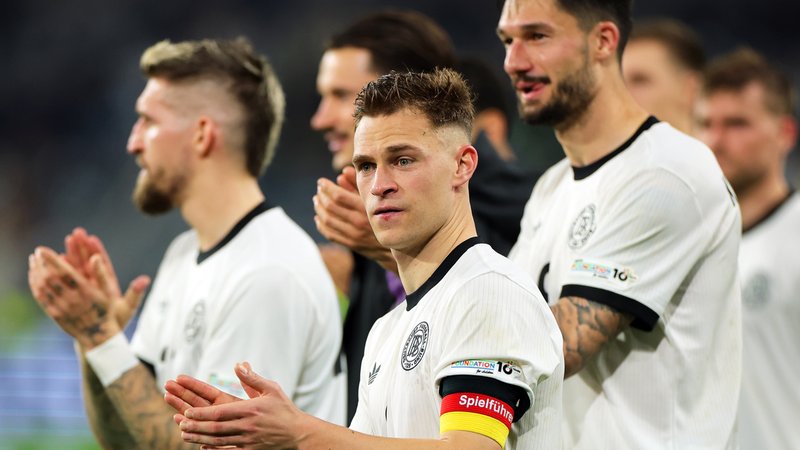 Joshua Kimmich und seine Teamkollegen applaudieren nach dem Spiel den Fans. | Bild: picture alliance/dpa Joshua Kimmich und seine Teamkollegen applaudieren nach dem Spiel den Fans.