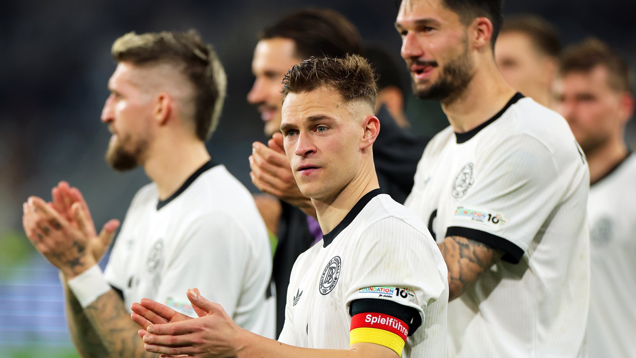 Joshua Kimmich und seine Teamkollegen applaudieren nach dem Spiel den Fans.