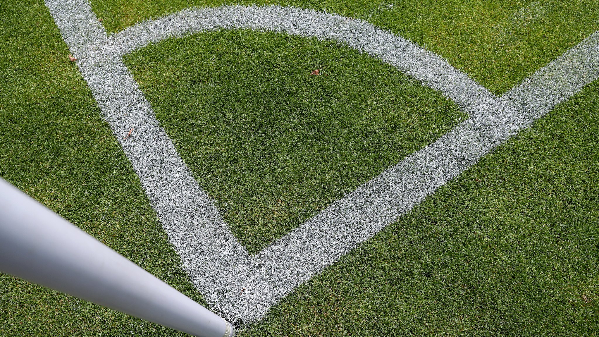 Symbolbild: Eckfahne auf einem Fußballplatz | Bild: picture alliance / Maximilian Koch | Maximilian Koch Symbolbild: Eckfahne auf einem Fußballplatz