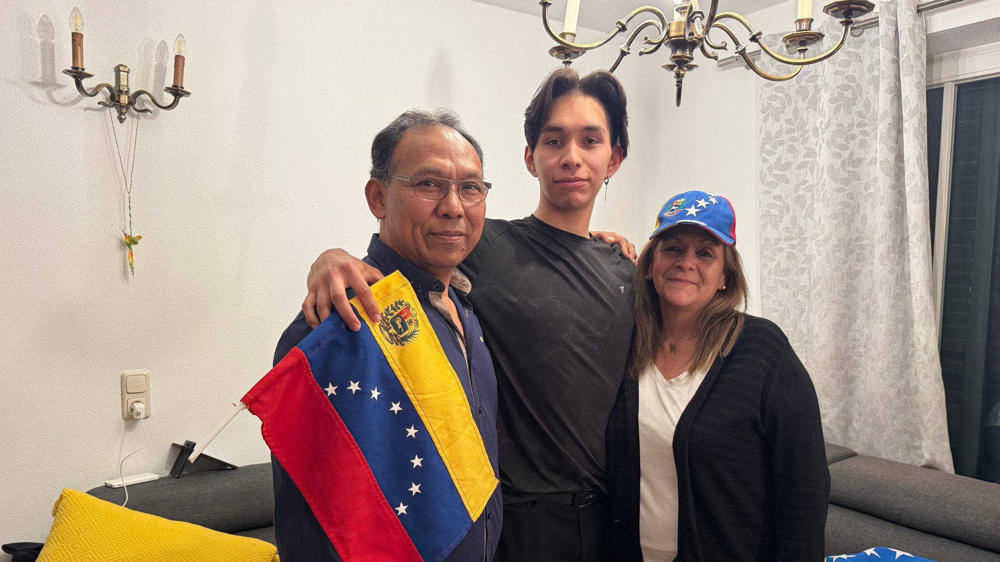 Familie Guarata in ihrem Wohnzimmer | Bild: Astrid Uhr Familie Guarata in ihrem Wohnzimmer