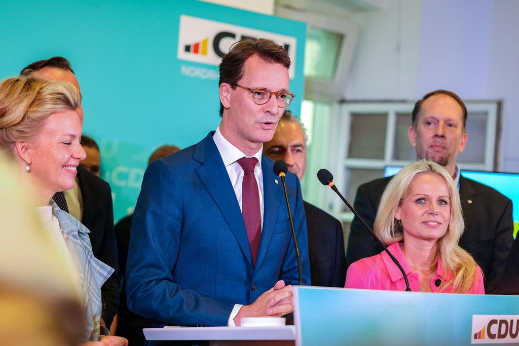 Hendrik Wüst (CDU, M), Ministerpräsident von Nordrhein-Westfalen, gibt auf der Wahlparty der Düsseldorfer CDU ein Statement.