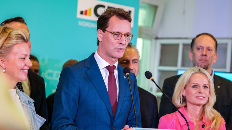 Hendrik Wüst (CDU, M), Ministerpräsident von Nordrhein-Westfalen, gibt auf der Wahlparty der Düsseldorfer CDU ein Statement. | Bild: dpa-Bildfunk/Christoph Reichwein Hendrik Wüst (CDU, M), Ministerpräsident von Nordrhein-Westfalen, gibt auf der Wahlparty der Düsseldorfer CDU ein Statement.