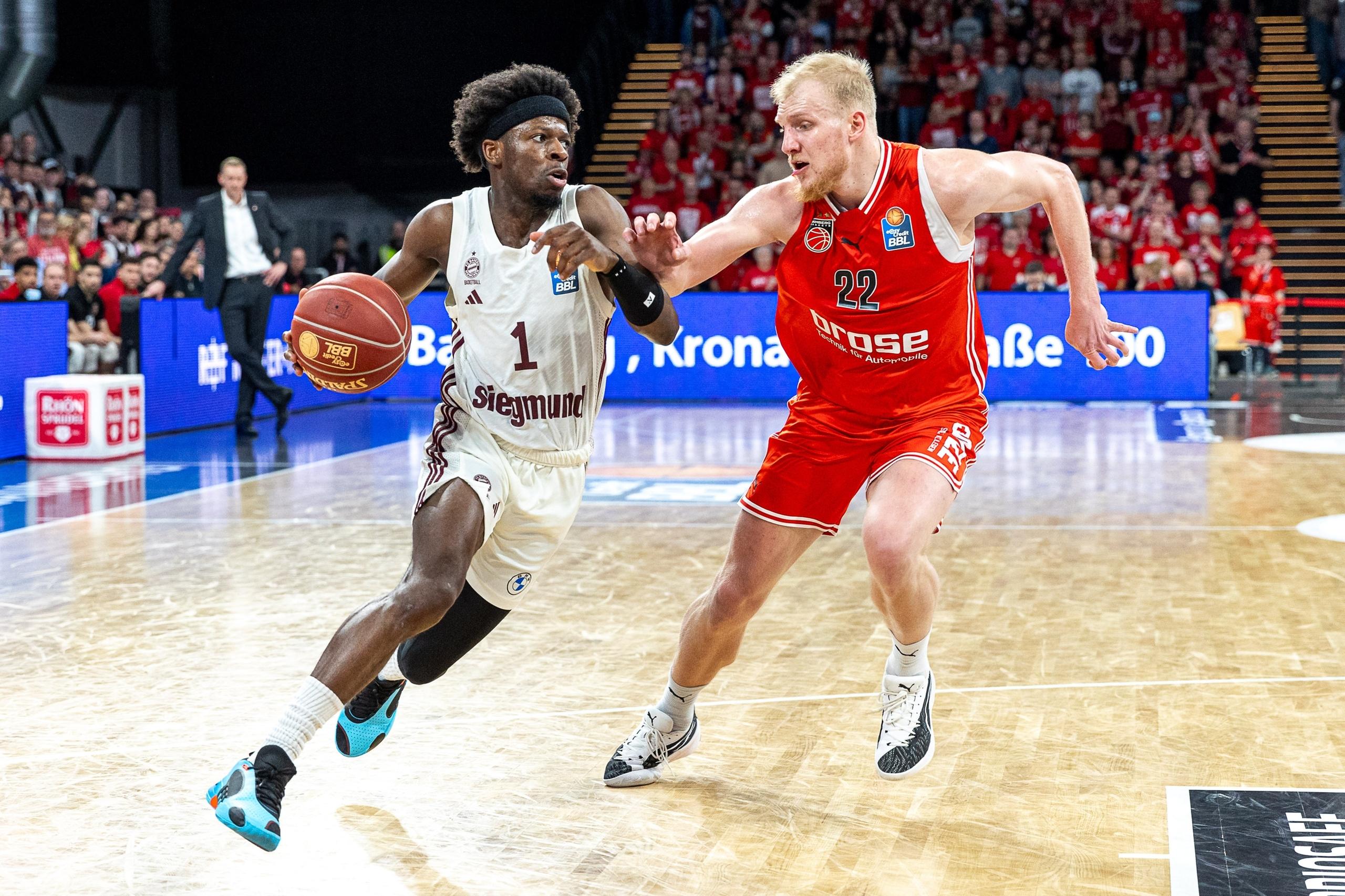 Sylvain Francisco (FC Bayern München) und Trey Woodbury (Bamberg Baskets