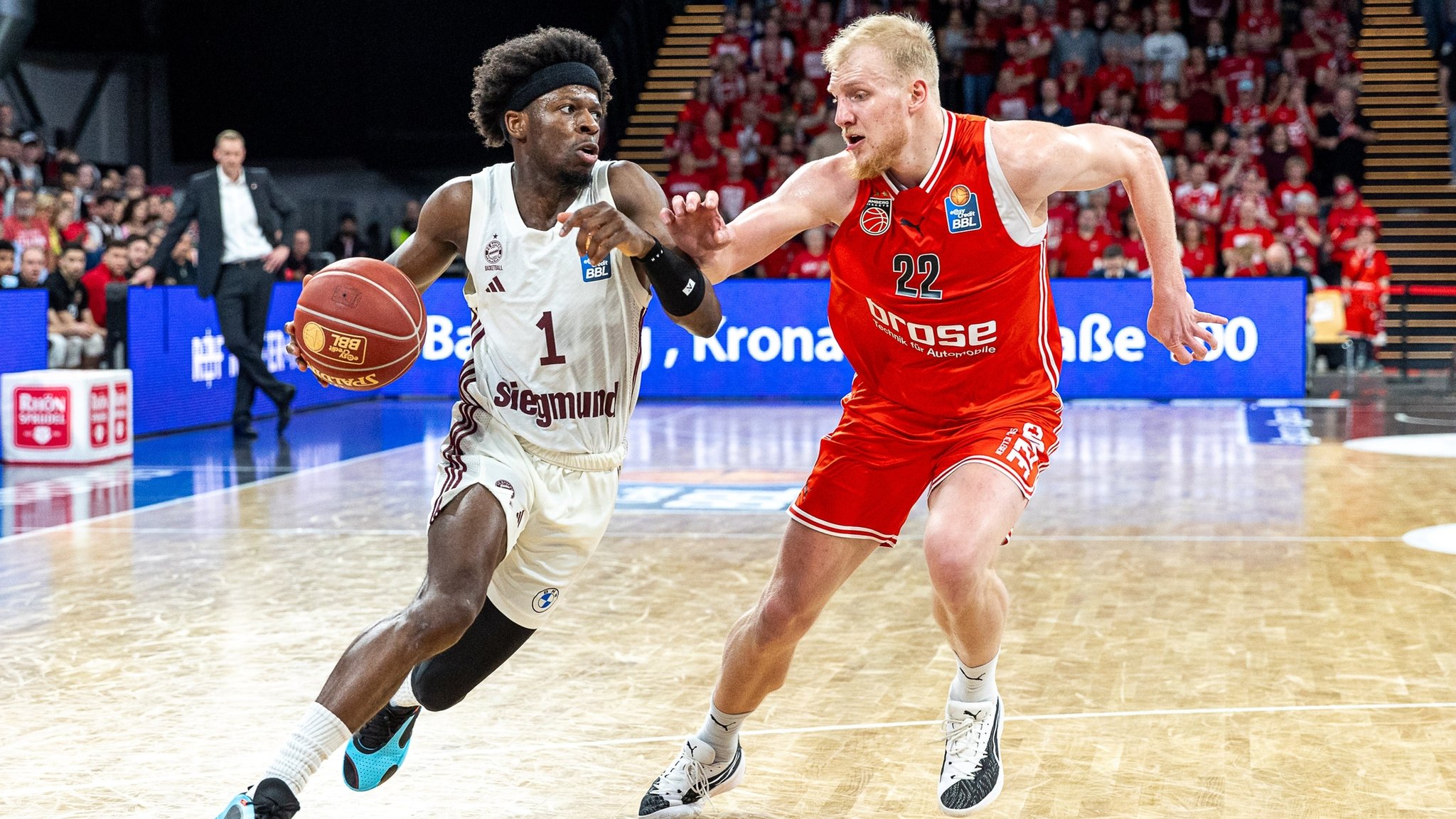 Sylvain Francisco (FC Bayern München) und Trey Woodbury (Bamberg Baskets