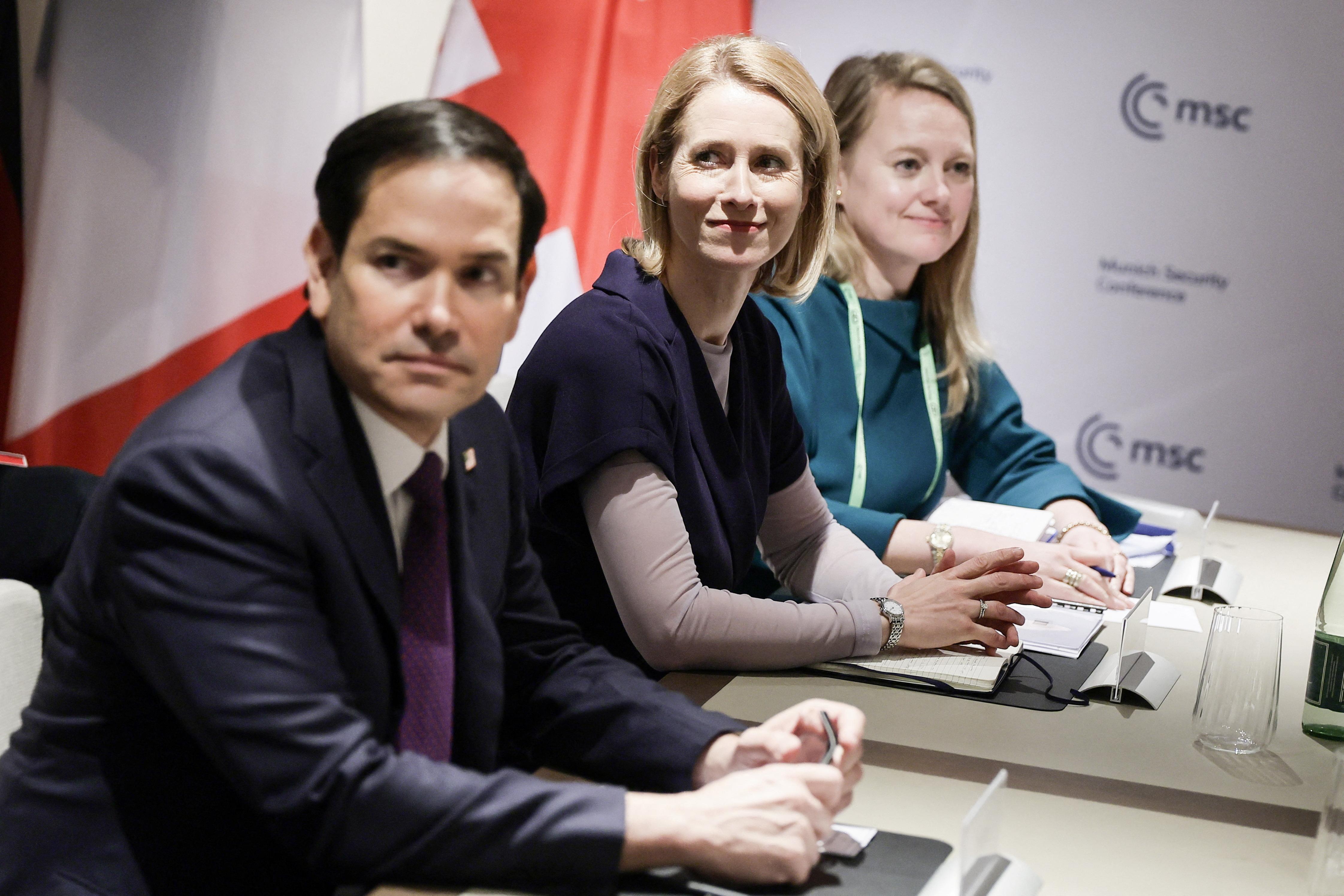 EU-Außenbeauftragte Kaja Kallas (m.) neben US-Außenminister Marco Rubio (l.) bei der Münchner Sicherheitskonferenz