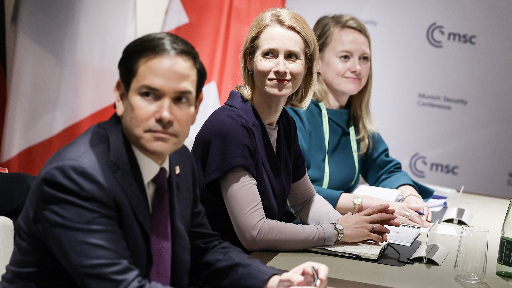 EU-Außenbeauftragte Kaja Kallas (m.) neben US-Außenminister Marco Rubio (l.) bei der Münchner Sicherheitskonferenz