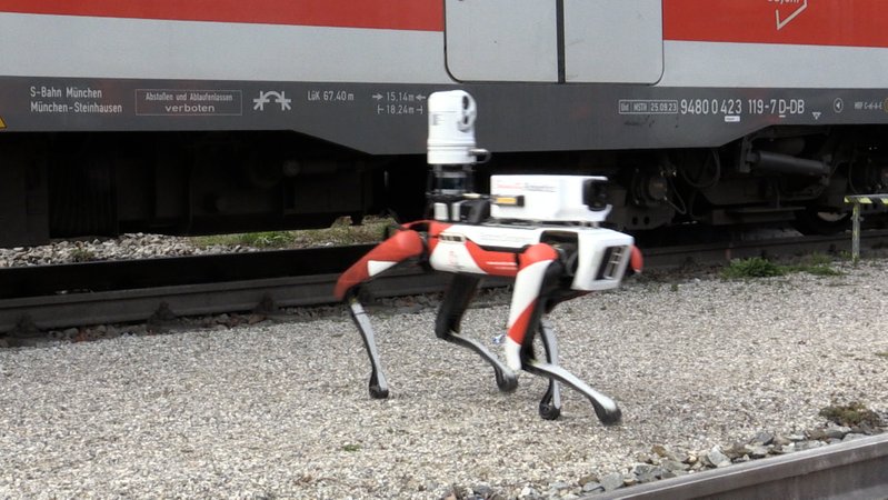 Im Kampf gegen Graffiti und Schmierereien setzt die Bahn seit neuestem auf eine ungewöhnliche Überwachungsmaßnahme: Ein Roboterhund mit künstlicher Intelligenz soll künftig durch die abgestellten Züge laufen und Sprayer aufspüren.