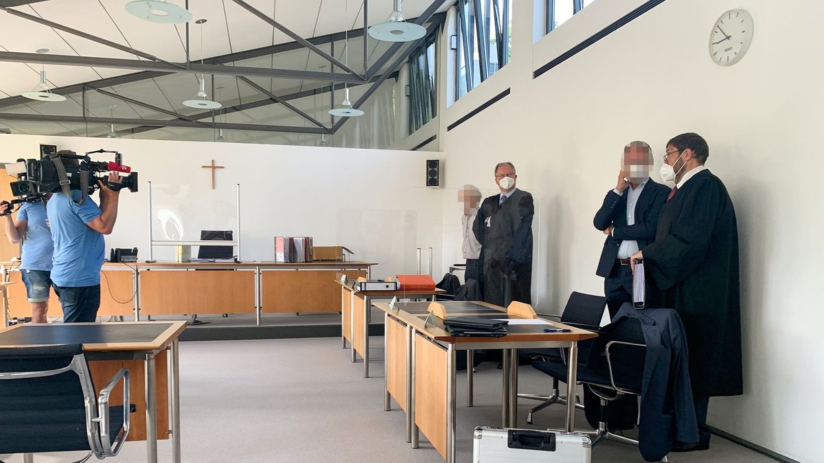 Die beiden Angeklagten mit ihren Verteidigern im Gerichtssaal am Amtsgericht Starnberg. 