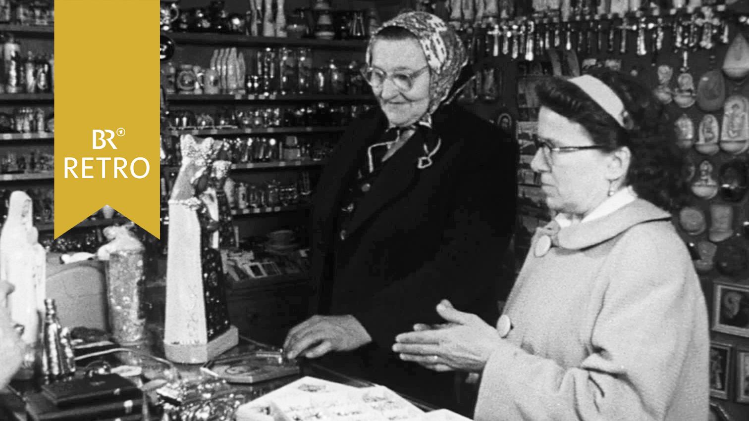 Zwei Frauen 1963 in einer Devotionalienhandlung