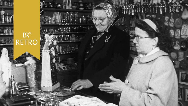 Zwei Frauen 1963 in einer Devotionalienhandlung | Bild: BR Archiv Zwei Frauen 1963 in einer Devotionalienhandlung