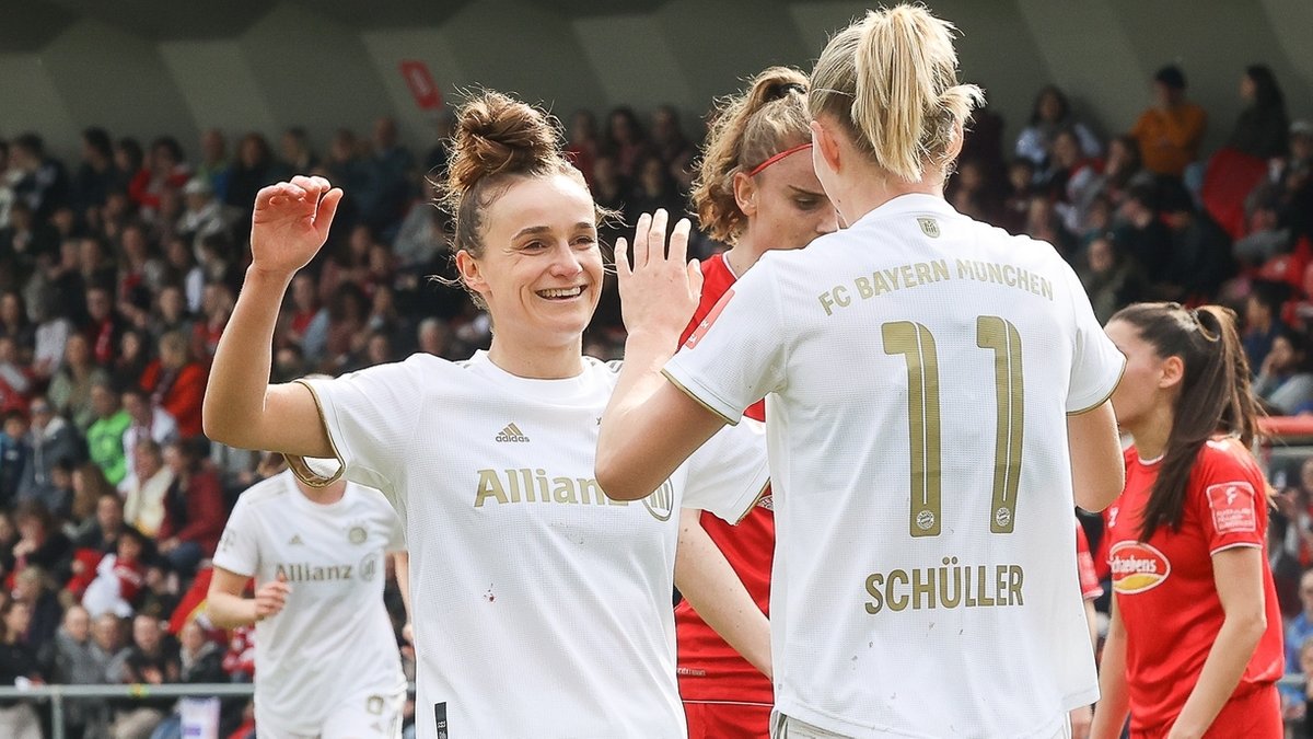 Lina Magull und Lea Schüller (FC Bayern) bejubeln einen Treffer.