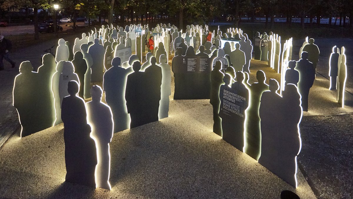 Der neue Erinnerungsort für die Opfer des Oktoberfest-Attentats an der Theresienwiese bei Nacht