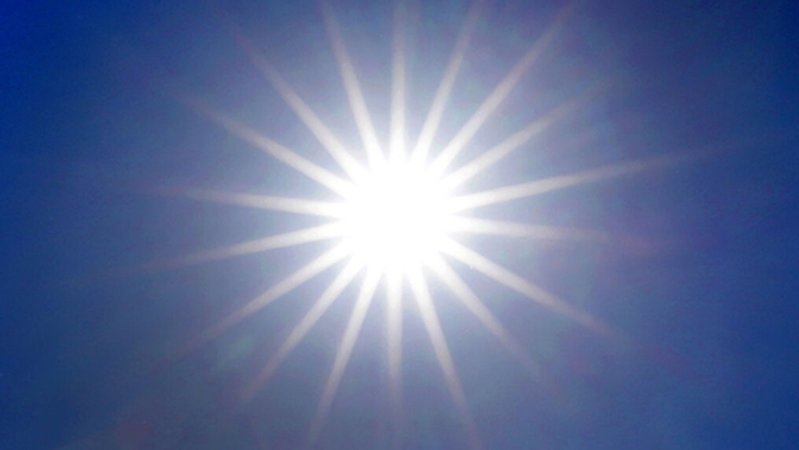Die Sonne strahlt mit voller Kraft vom Himmel. | Bild: dpa-Bildfunk/Martin Gerten Die Sonne strahlt mit voller Kraft vom Himmel.