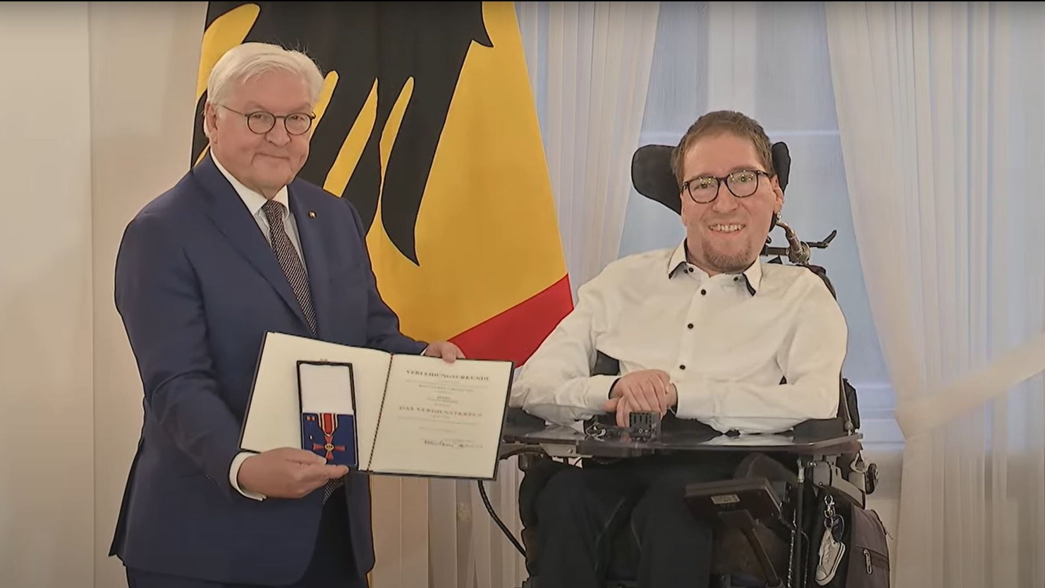 Bundespräsident Steinmeier übergibt den Bundesverdienstorden an Julian Wendel