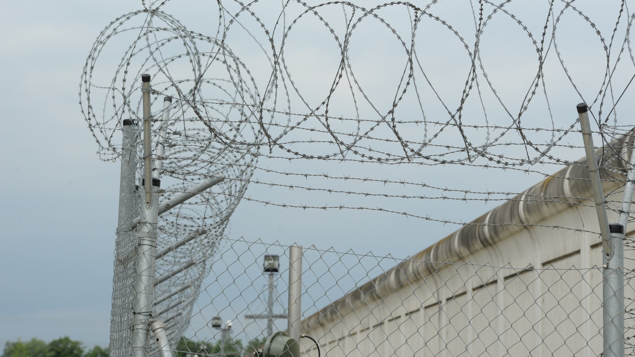 Eine hohe Mauer und Stacheldraht umgeben die Forensisch-Psychiatrische Klinik in Straubing.