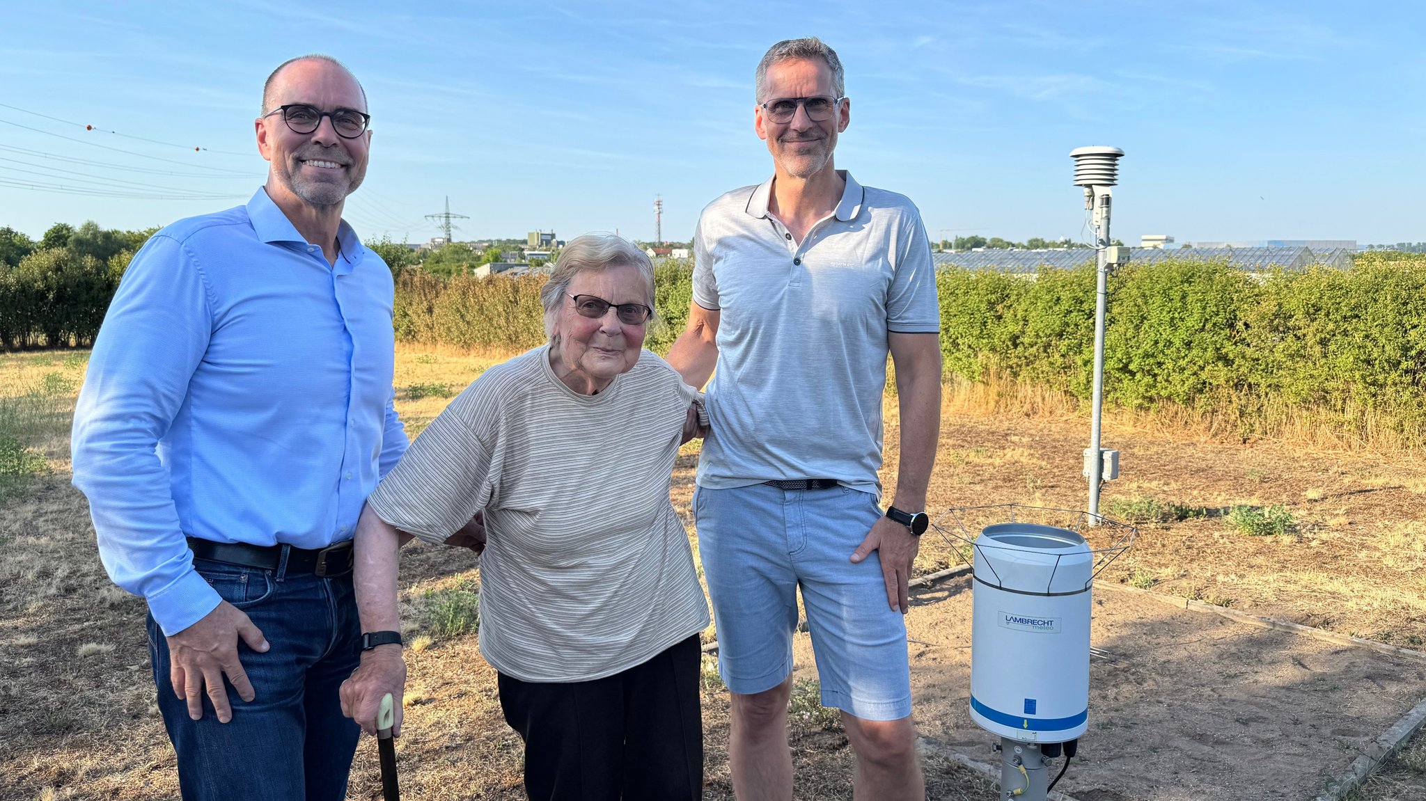 Magdalena Michelsen mit ihren Söhnen Peter und Thomas vor der Messstation in Kitzingen. | Bild: BR/Pirmin Breninek Magdalena Michelsen mit ihren Söhnen Peter und Thomas vor der Messstation in Kitzingen.