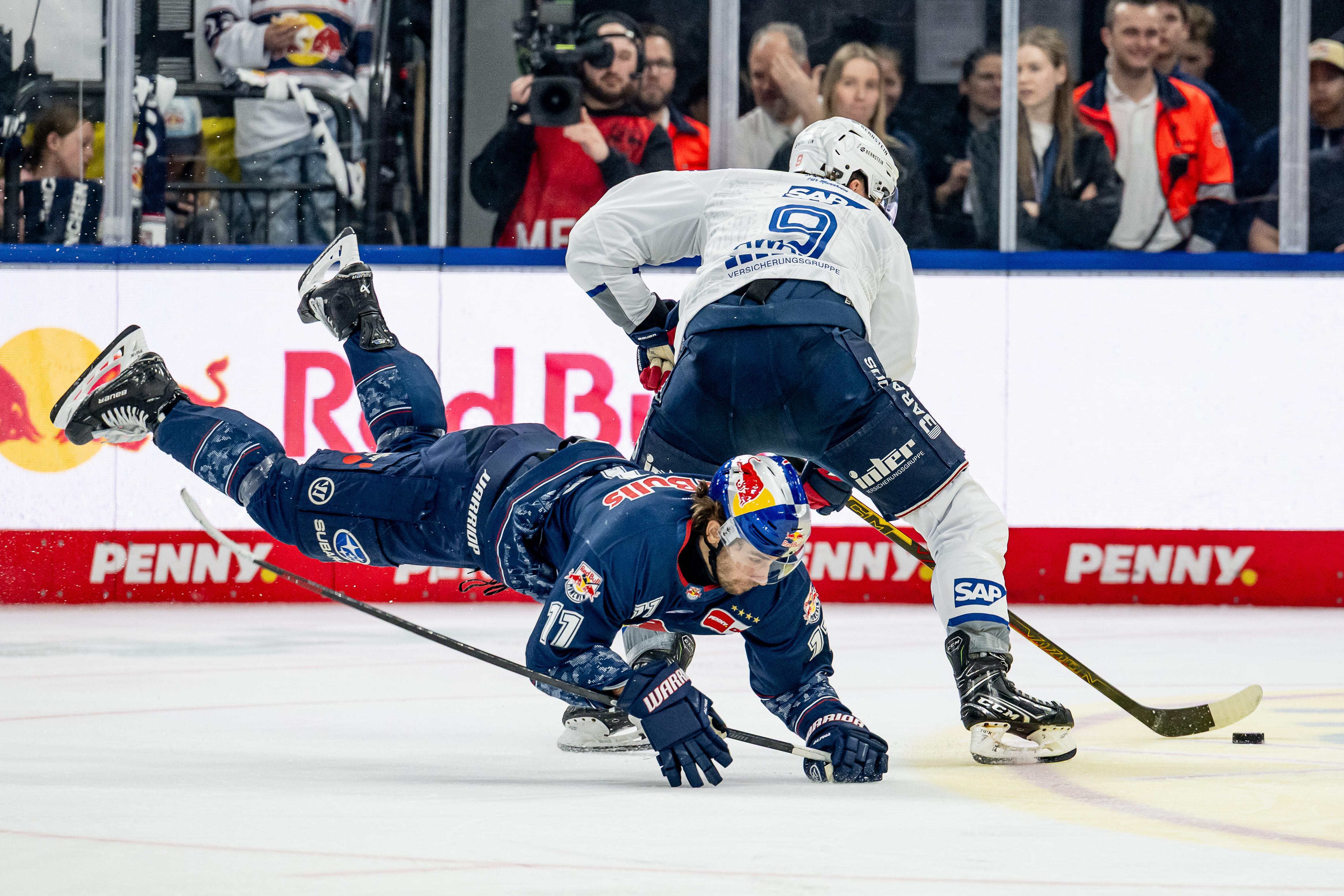 Zweikampf zwischen Markus Eisenschmid (EHC) und Leon Gawanke (Mannheim)