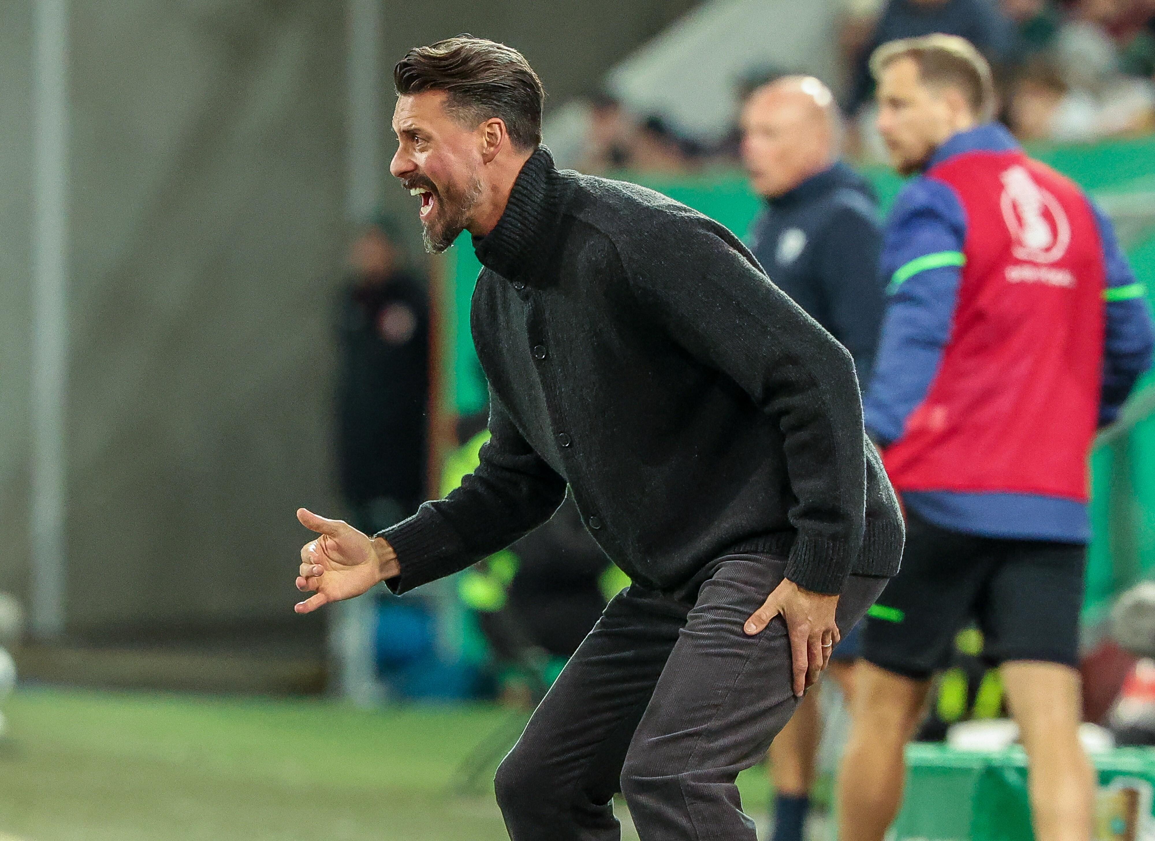 Unter Strom an der Seitenlinie, doch wie lange noch?: Augsburgs Trainer Sandro Wagner.