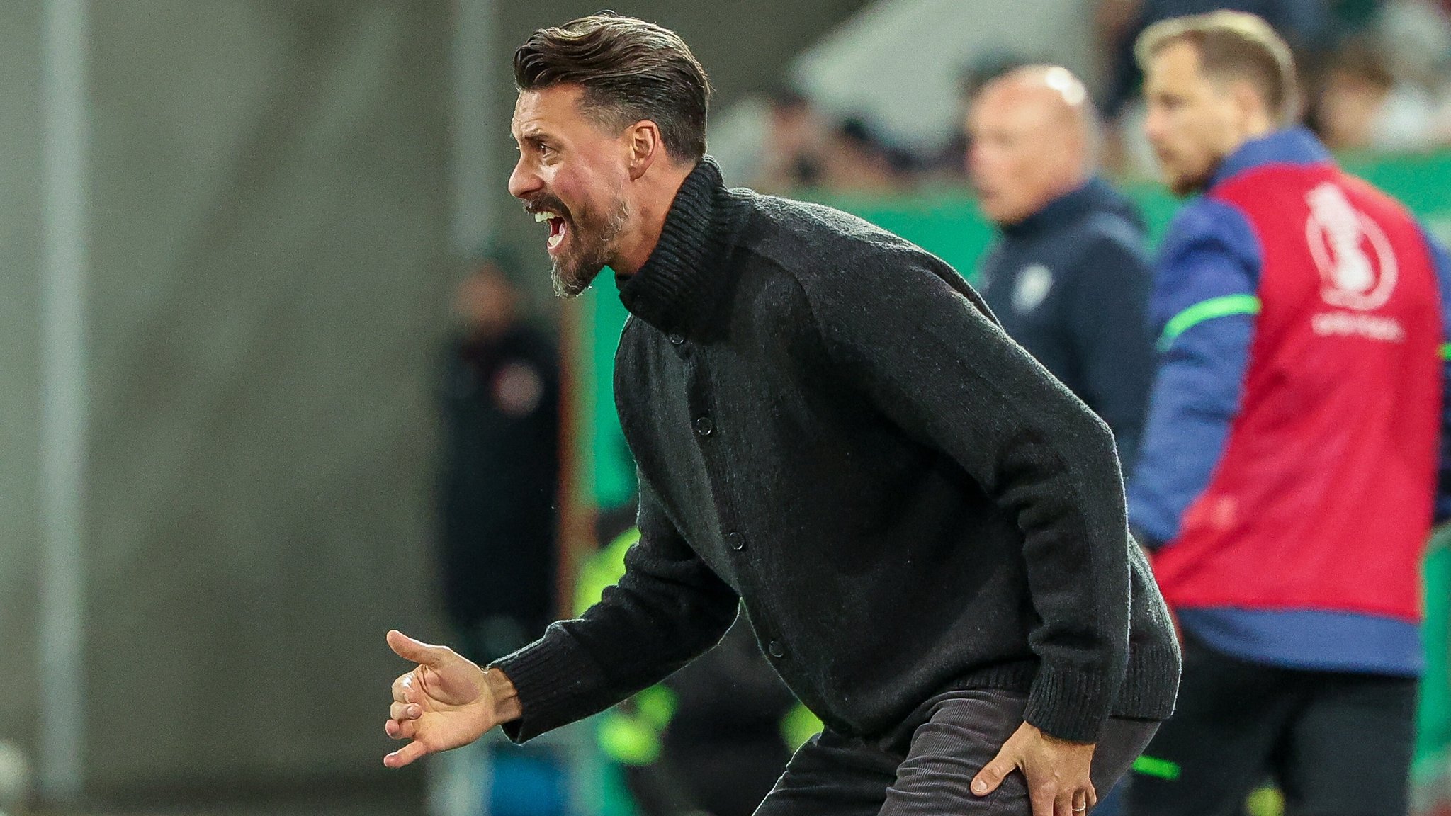 Unter Strom an der Seitenlinie, doch wie lange noch?: Augsburgs Trainer Sandro Wagner. | Bild: picture-alliance / dpa Unter Strom an der Seitenlinie, doch wie lange noch?: Augsburgs Trainer Sandro Wagner.