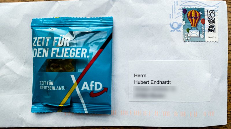 Briefe mit AfD-Fruchtgummi wurden an drei AfD-Kritiker aus dem Ostallgäu geschickt. | Bild: Privat/Hubert Endhardt Briefe mit AfD-Fruchtgummi wurden an drei AfD-Kritiker aus dem Ostallgäu geschickt.