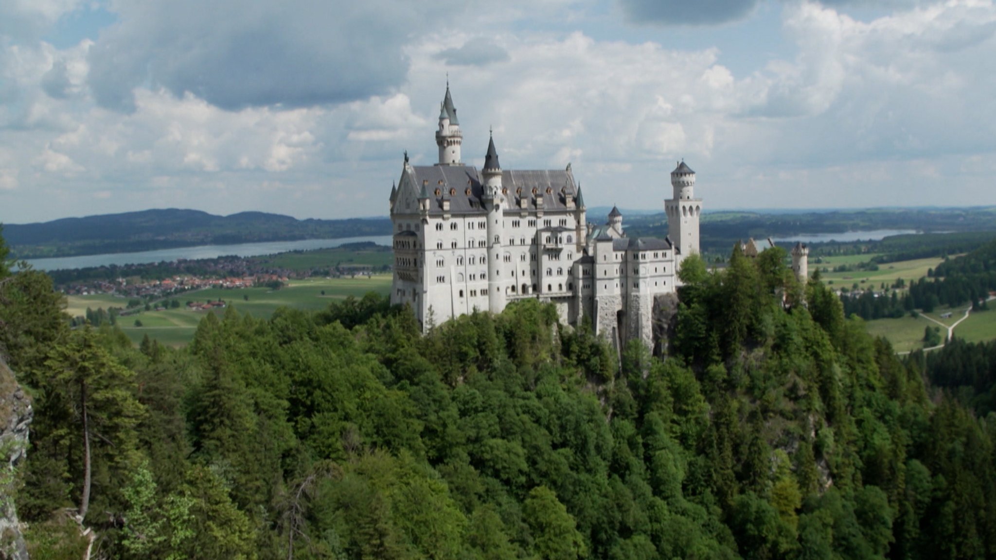 Nach der Gewalttat bei Schloss Neuschwanstein laufen die Ermittlungen auf Hochtouren. Jetzt konzentriert sich die Polizei auf die Auswertung von Foto- und Videos und bittet auch Touristen, Material zu schicken.