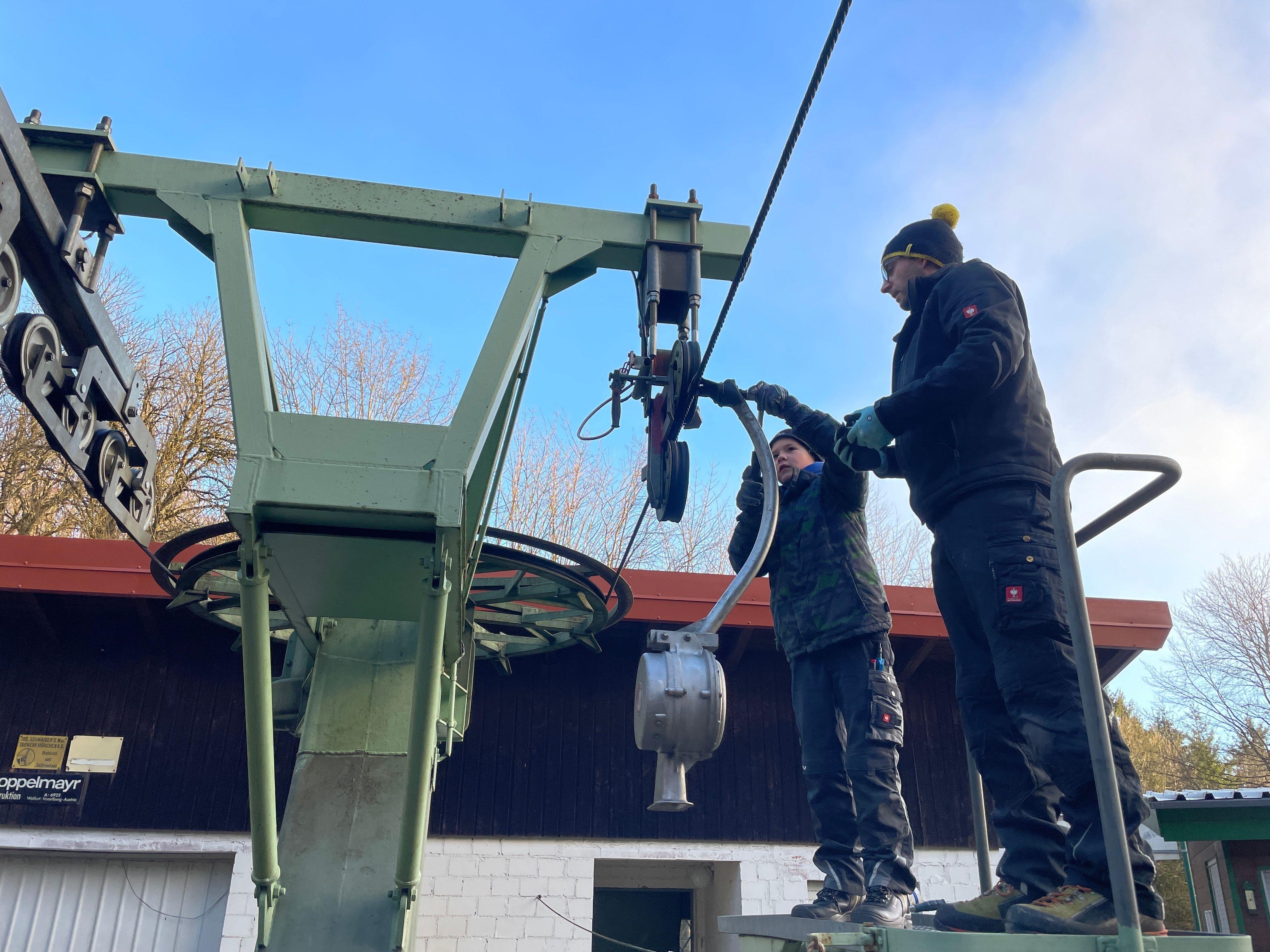 Sohn Maiko hilft Matthias Adrian die Arnsberglifte für die Saison vorzubereiten.