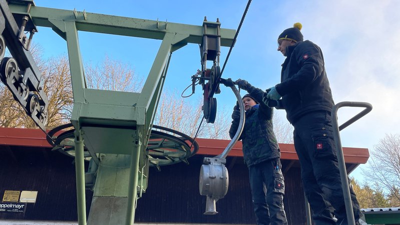 Sohn Maiko hilft Matthias Adrian die Arnsberglifte für die Saison vorzubereiten. | Bild: Mona Böhm / BR Sohn Maiko hilft Matthias Adrian die Arnsberglifte für die Saison vorzubereiten.