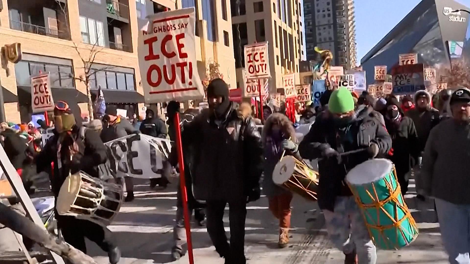 Tausende Menschen gingen gegen ICE-Vorgehen auf die Straßen