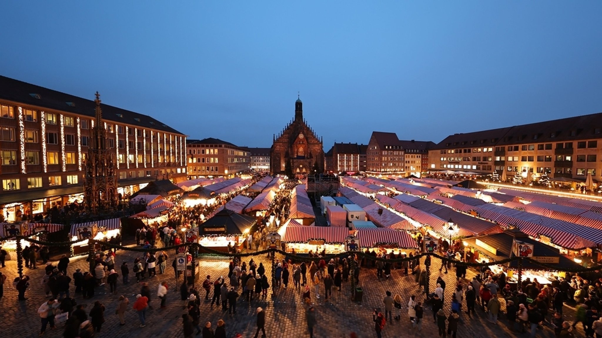 Menschen drängen sich an den Standln vorbei und durch die Gassen des Nürnberger Christkindlesmarktes