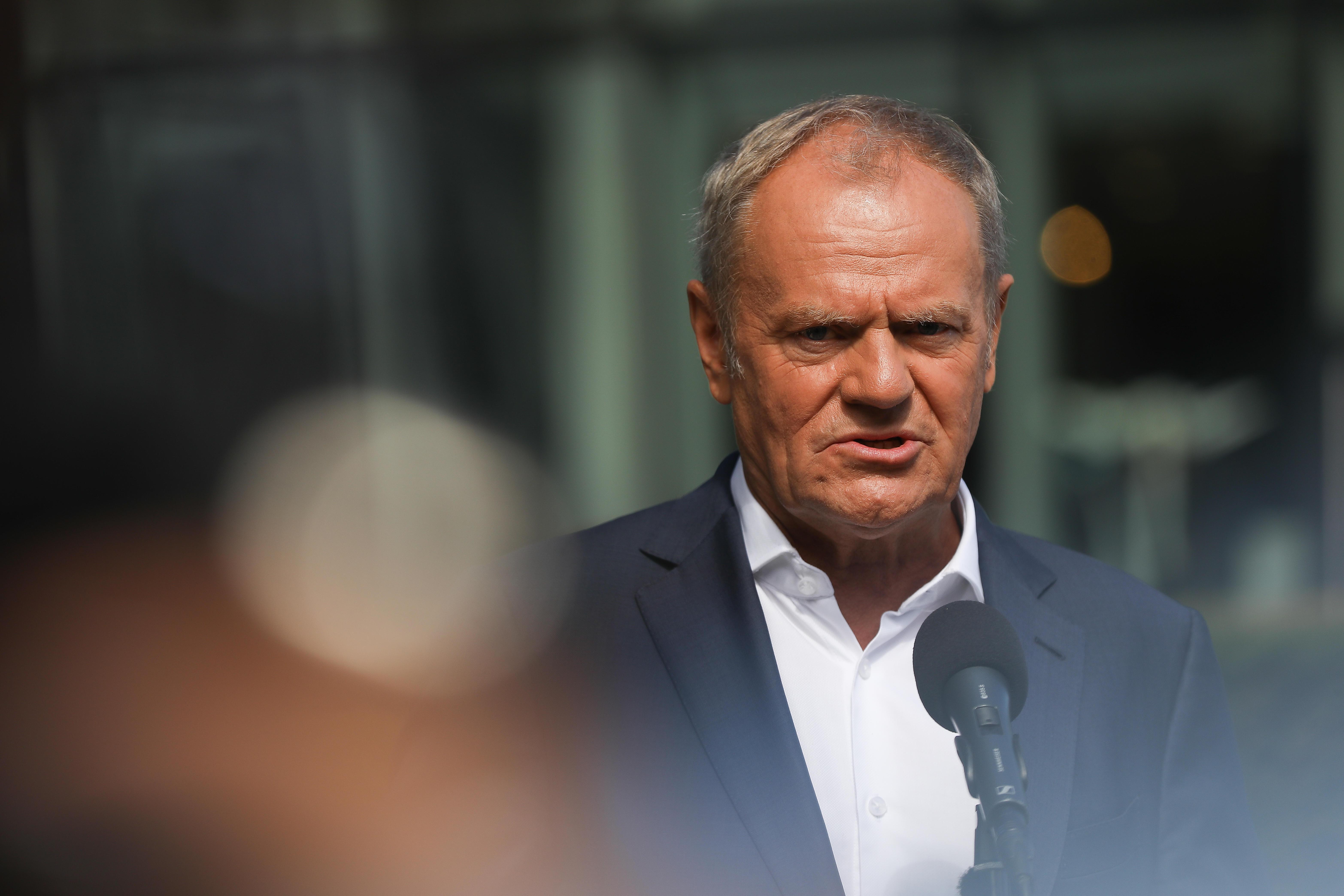 Polens Regierungschef Tusk hat nach dem Brand in einer Starlink-Station zwei Festnahmen in Deutschland bekanntgegeben. | Bild:picture alliance / NurPhoto | Klaudia Radecka