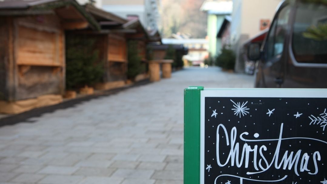 Geschlossener Weihnachtsmarkt in Berchtesgaden (Winter 2020/21) - aktuell liegt die Inzidenz im Berchtesgadener Land knapp unter 500.
