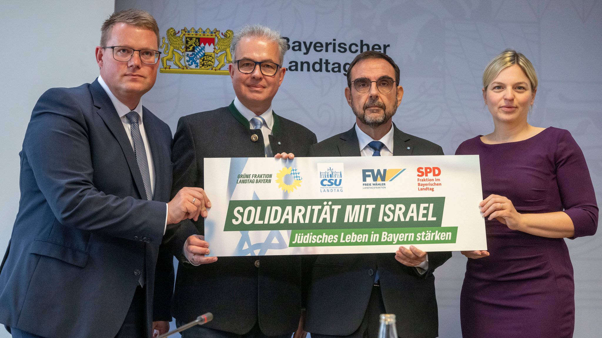 Die Fraktionsvorsitzenden im bayerischen Landtag, Holger Grießhammer (l-r, SPD), Florian Streibl (Freie Wähler), Klaus Holetschek (CSU) und Katharina Schulze (Bündnis90/Die Grünen), nehmen im bayerischen Landtag an einer Pressekonferenz teil. Sie stellen eine gemeinsamen Resolution «Solidarität mit Israel - jüdisches Leben stärken» vor.