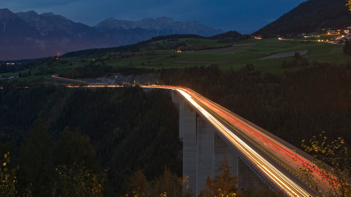 Die Europabrücke auf der Brennerautobahn bei Innsbruck bei Einsetzen der Dunkelheit