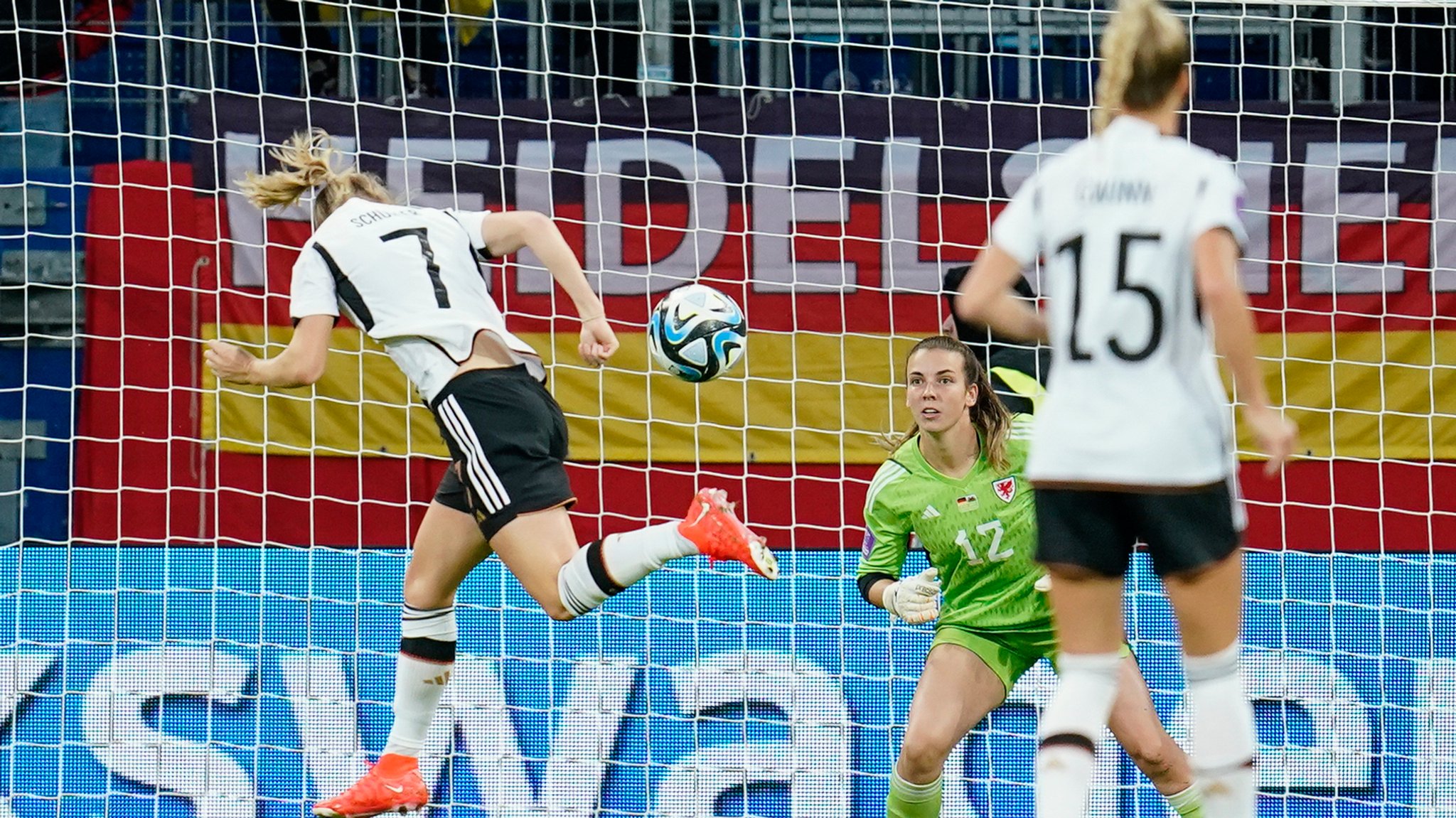 Lea Schüller trifft beim 5:1-Sieg der DFB-Frauen gegen Wales | Bild: picture-alliance/dpa Lea Schüller trifft beim 5:1-Sieg der DFB-Frauen gegen Wales