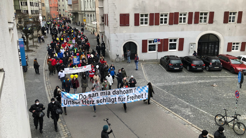 Der Demozug gegen die Corona-Auflagen und die Impflicht in der Regensburger Altstadt