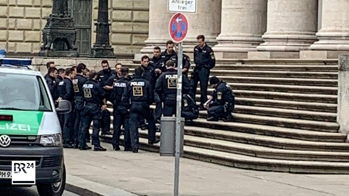 Ein Foto zeigt Polizisten vor der Oper in München am 2. Mai