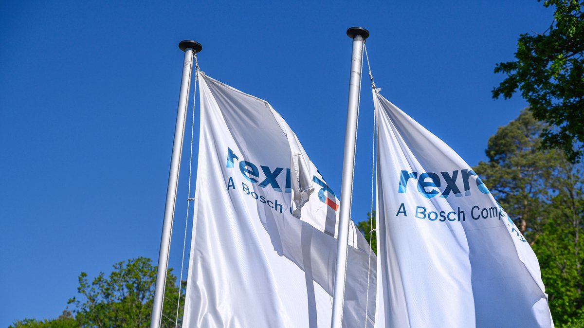 Wehende Fahnen des Unternehmens Bosch Rexroth