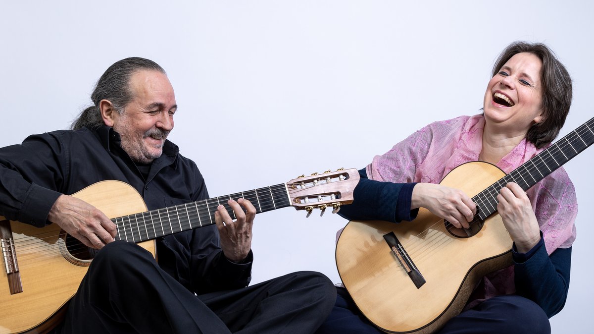 Die beiden Organisatoren der "Passauer Saiten" Yvonne Zehner und Jürgen Schwenkglenks mit ihren Gitarren