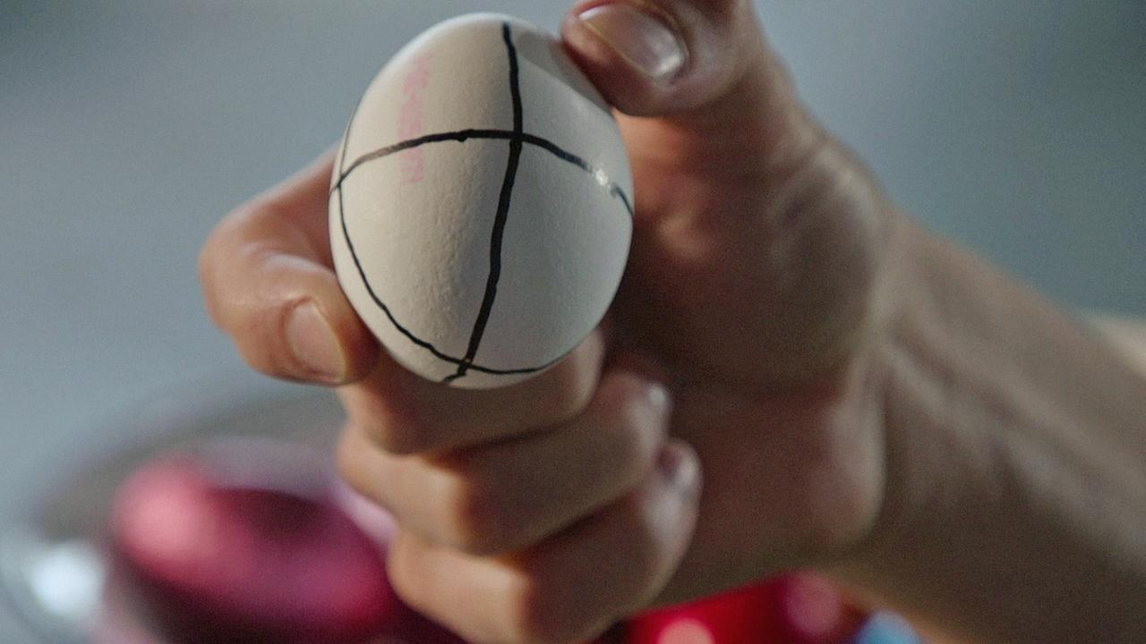 Warum stehen Eier beim Kreiseln kopf? Philip probiert's - in "Gut zu wissen".