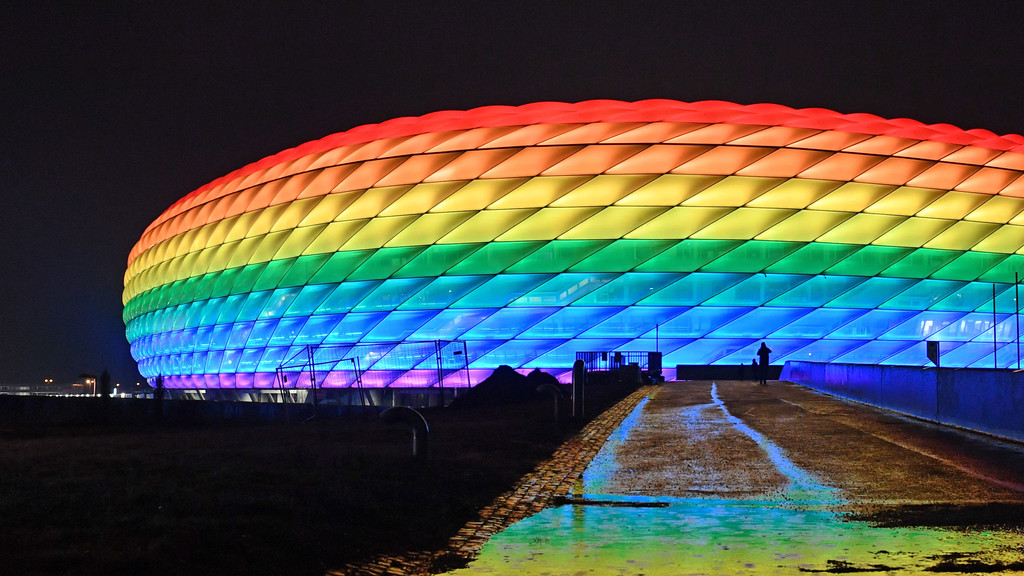 Bereits im Januar erstrahlte die Münchner Arena in Regenbogen-Farben.
