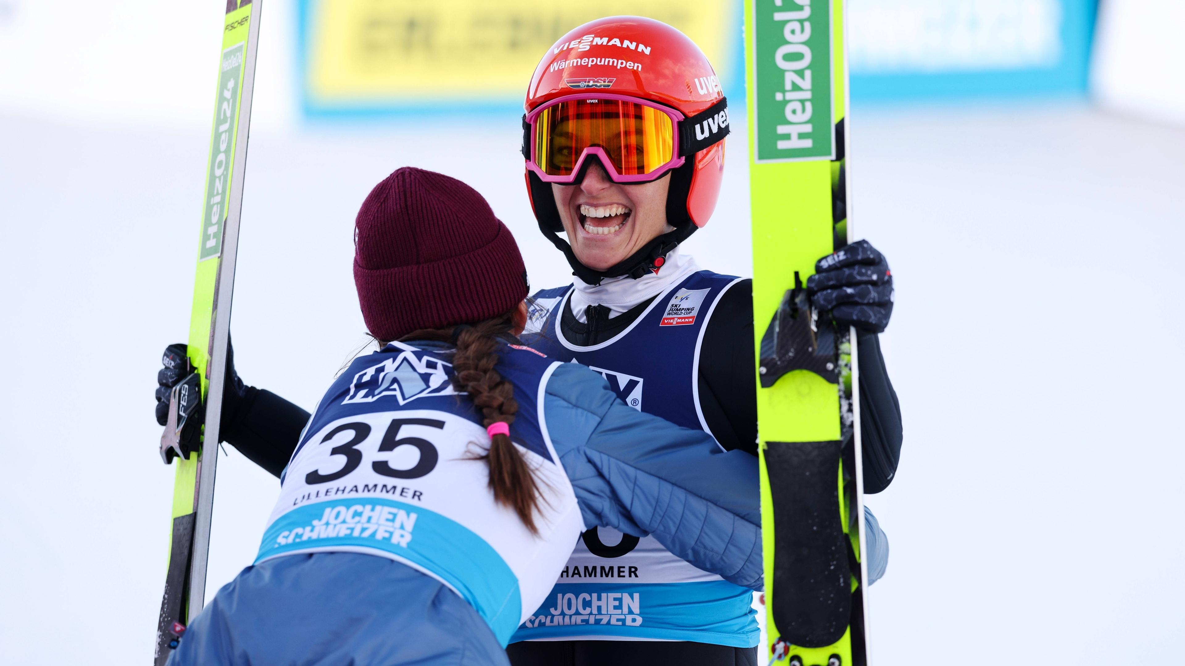 Katharina Schmid und Selina Freitag jubeln gemeinsam