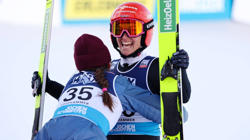 Katharina Schmid und Selina Freitag jubeln gemeinsam | Bild: IMAGO / NTB Katharina Schmid und Selina Freitag jubeln gemeinsam